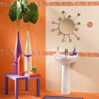 Zdobenie stien a podlahy v kúpeľni oranžovými dlaždicami