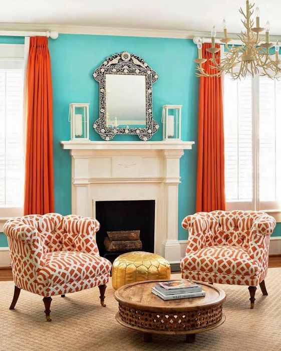 Oranžové závesy a modré steny v dizajne obývačky