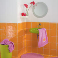 Narancssárga csempe a fürdőszobában