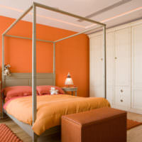 Moderná spálňa v oranžových tónoch