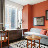 Šedé a oranžové farby v interiéri spálne