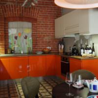 Oransje farge på kjøkken i loftstil