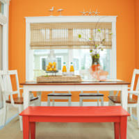 Svetlá jedáleň s jasne oranžovou stenou