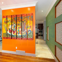 Narancssárga partíció festményekkel egy lakóépületben