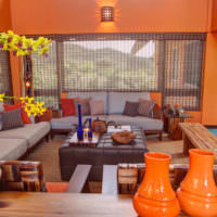Oransje farge i interiøret i et rom i orientalsk stil