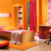 Jasné oranžové odtiene v dizajne spálne