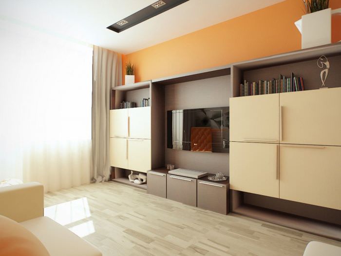 Kombinácia oranžovej s béžovou v dizajne obývačky