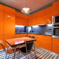 Lesklé oranžové fronty v kuchyni