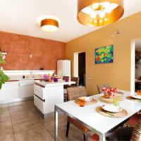 oranžová farba v interiéri obývačky s kuchyňou