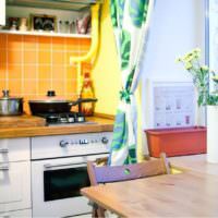 Narancssárga csempés kötény egy városi lakás konyhájában
