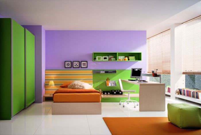 Interiér obývačky vo futuristickom štýle kombinujúci oranžovú a fialovú farbu