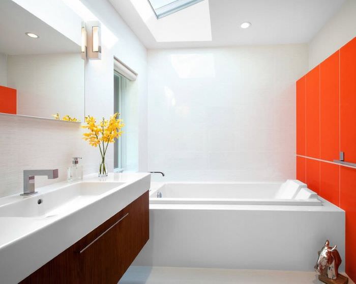 Kombinácia oranžovej s bielou v kúpeľni