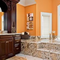 Oranžové steny a mramorová podlaha v dizajne kúpeľne