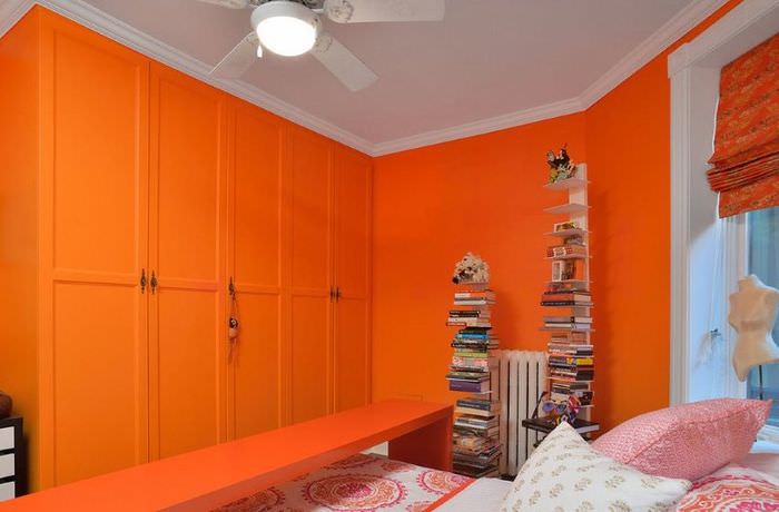 Návrh spálne v oranžovej farbe s oknami na severnú stranu domu