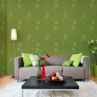 Grå sofa med flerfargede puter