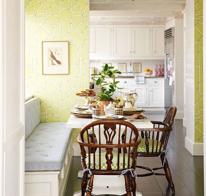 Grön tapet med geometriska mönster på kökets väggar