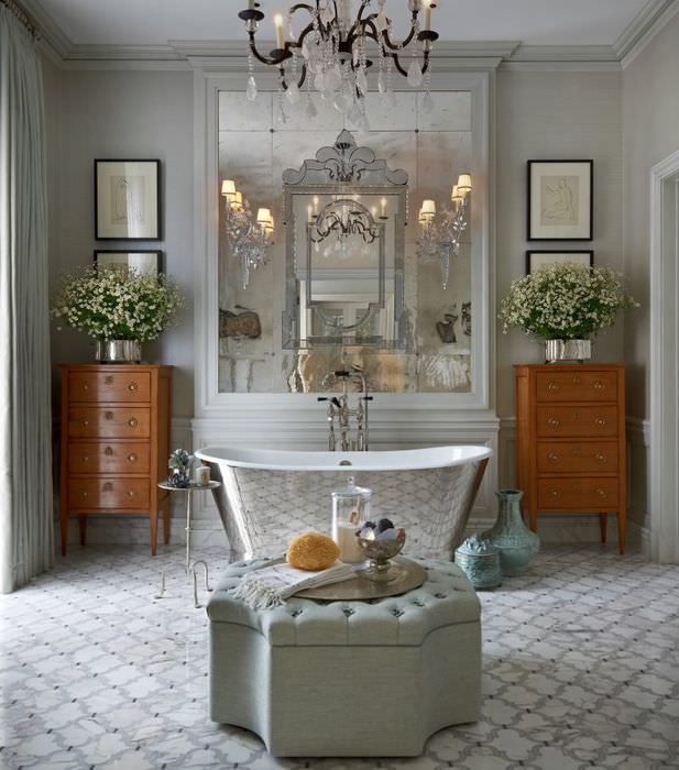 Interiér kúpeľne v klasickom štýle