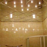 Zrkadlový strop v interiéri kúpeľne