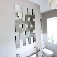 Zrkadlové dlaždice obdĺžnikového tvaru v interiéri kúpeľne