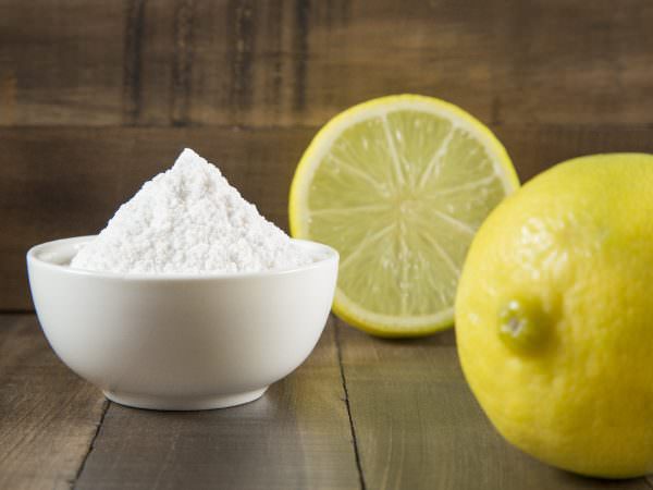 Na nečistotu musíte použiť citrónovú šťavu a po hodine bude odstránenie tuku oveľa jednoduchšie.