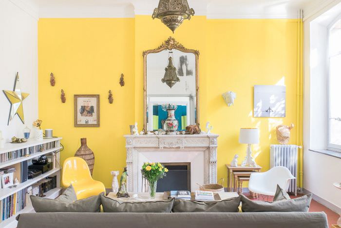 غرفة المعيشة الداخلية باللون الأصفر الفاتح