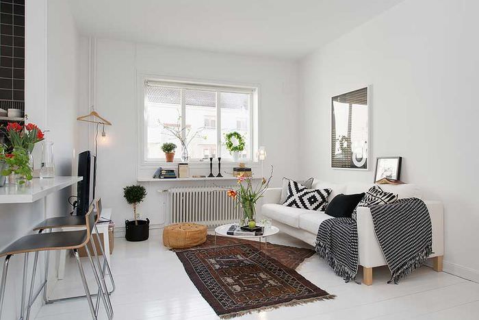 Textilní dekorace světlého skandinávského obývacího pokoje