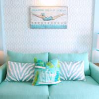 Pohovka v obývacím pokoji ve stylu mořského designu