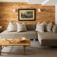 Dřevěné panely na stěně místnosti v ekologickém stylu