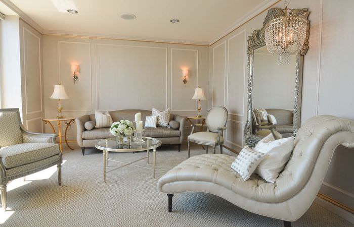 Klasický interiér obývacího pokoje ve světlých odstínech