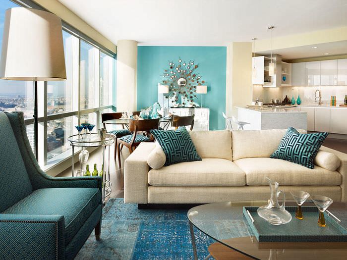 Modré stěny v obývacím pokoji s panoramatickým oknem