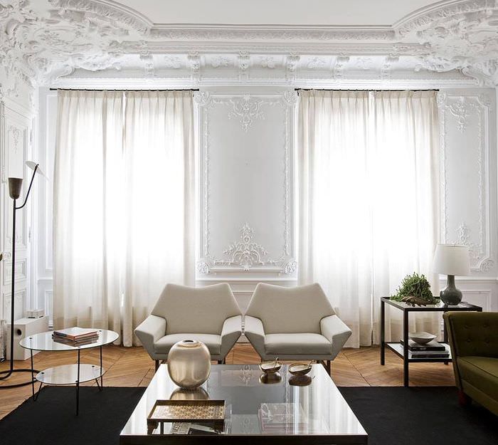 Valkoiset seinät modernissa olohuoneessa antiikkityyliin