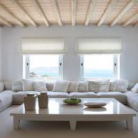 Grup de canapele în camera de zi cu tavan din lemn
