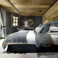 سقف خشبي في غرفة النوم بجدران رمادية