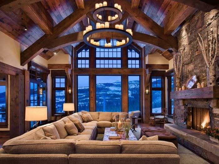 نوافذ طويلة بأقواس خشبية في منزل على طراز جبال الألب