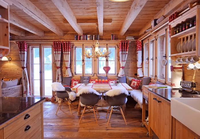 Alppimaja chalet-tyylinen keittiö-ruokailuhuone