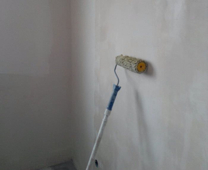 Amorsarea peretelui înainte de a termina cu piatră decorativă