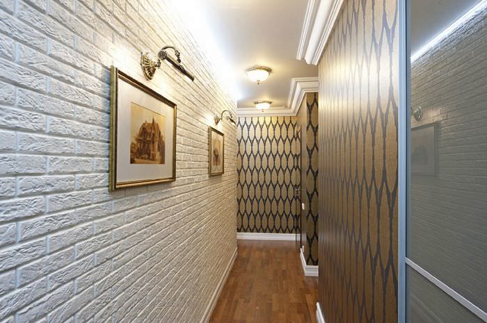 Комбинацията от камък и тапет в дизайна на коридора