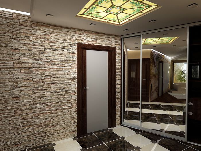 Облицовка с декоративни каменни стени в коридора и огледален шкаф