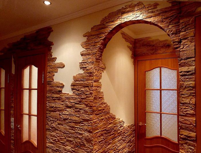 Декориране на арката в коридора с изкуствен камък