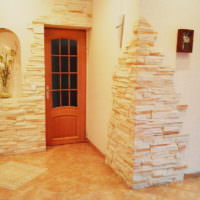 Пример за декориране на стени на коридор с декоративен камък