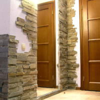 Plăci de piatră în marginea ușii din hol