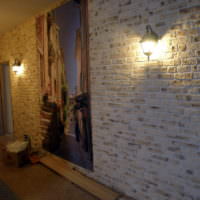 Имитация на тухлена зидария на стената в коридора