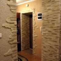 Снимка на декорация с декоративни каменни стени на коридора