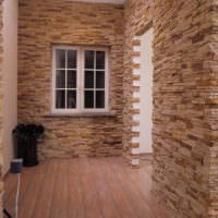Holul de intrare al unei case private cu decor de pereți din piatră