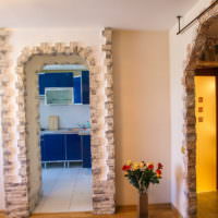 Декорация на арки на врати с плочки от естествен камък
