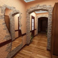 Комбинацията от камък и текстурирана мазилка на стената в коридора