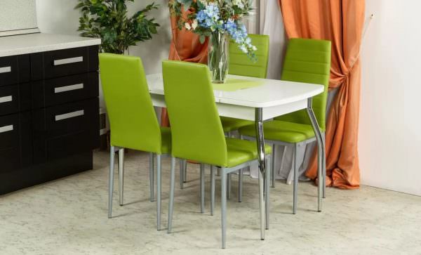 En av hovedattributtene på kjøkkenet er spisebordet, som er avhengig av stoler.