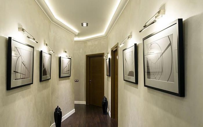 תאורת LED של ציורים במסדרון ארוך
