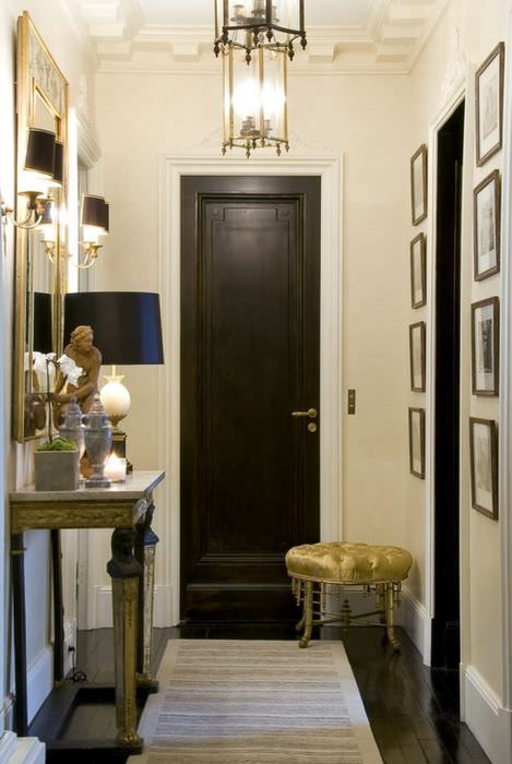 דלת כניסה שחורה במסדרון בסגנון הקלאסי