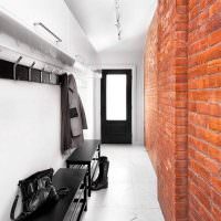 Interiör i en smal korridor i loftstil